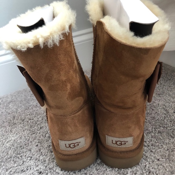 Ugg Chestnut Daelynn Short Boots - Picture 3 of 5